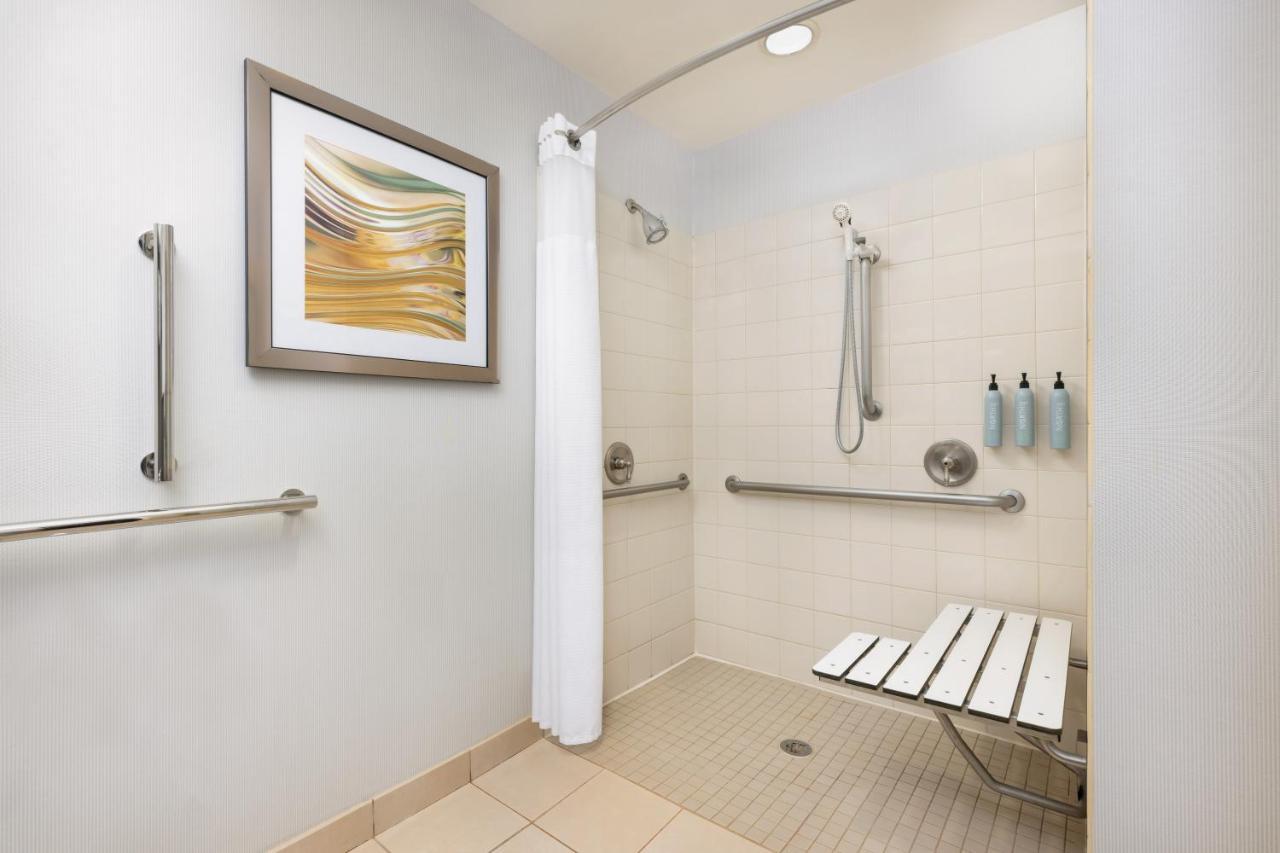 Courtyard By Marriott Potomac Mills Woodbridge Hotel Exterior photo