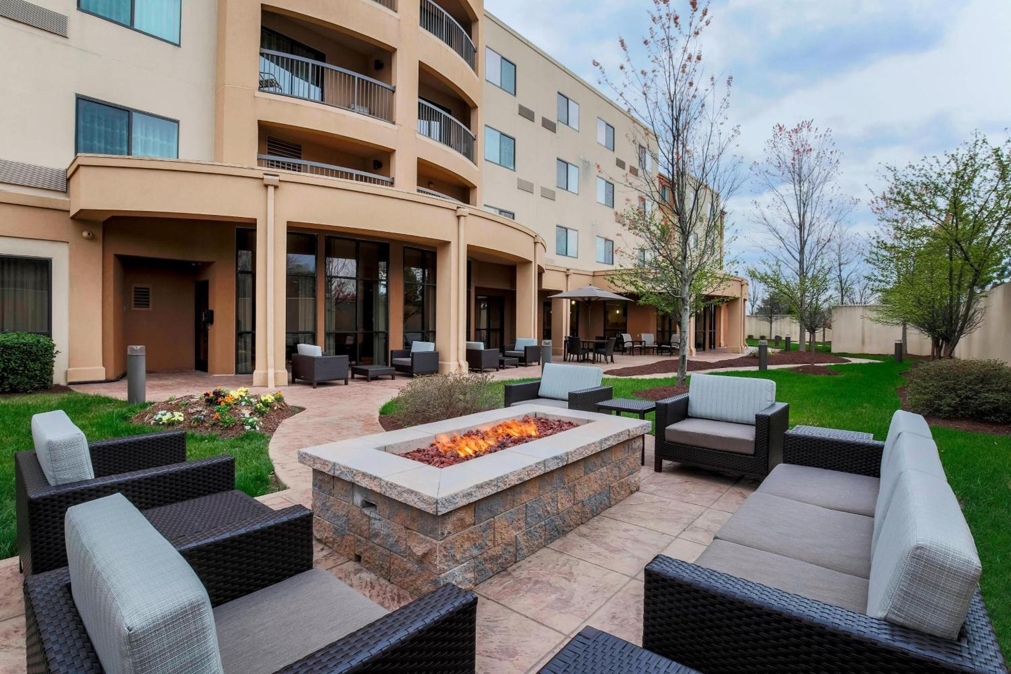 Courtyard By Marriott Potomac Mills Woodbridge Hotel Exterior photo