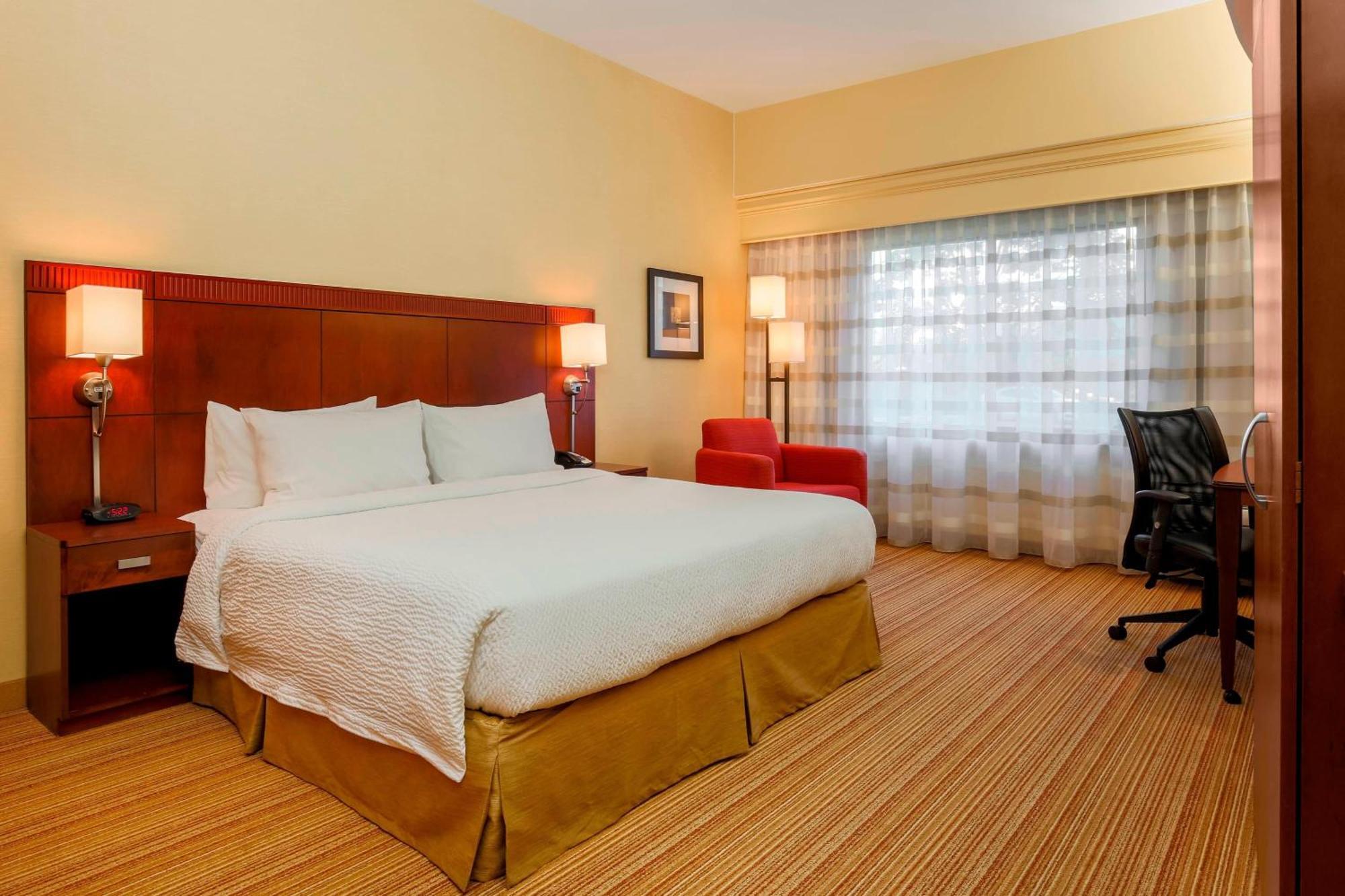 Courtyard By Marriott Potomac Mills Woodbridge Hotel Exterior photo