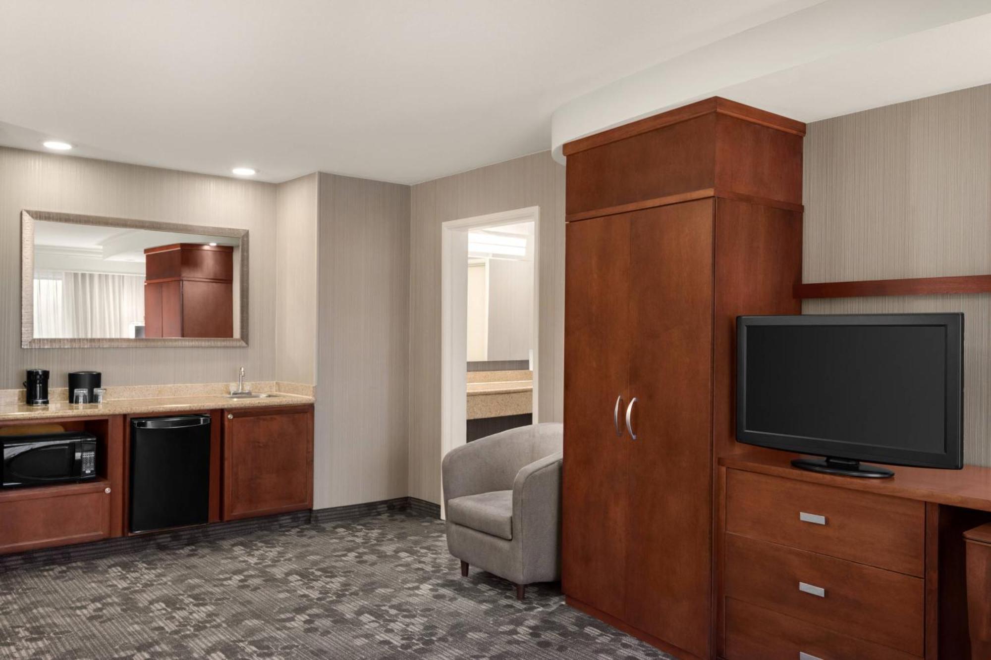 Courtyard By Marriott Potomac Mills Woodbridge Hotel Exterior photo