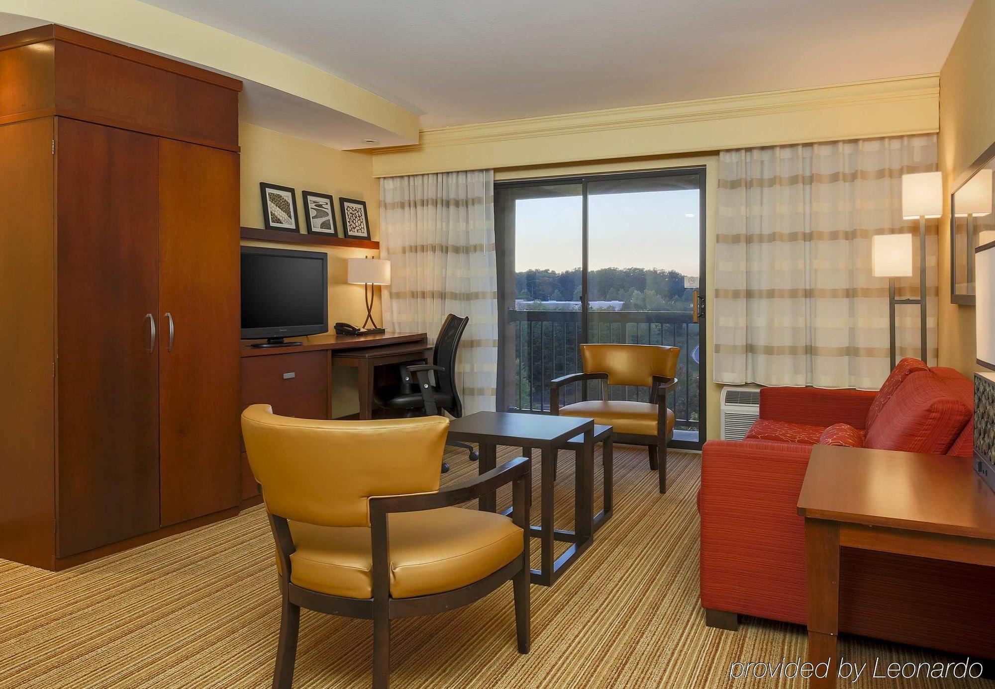Courtyard By Marriott Potomac Mills Woodbridge Hotel Exterior photo